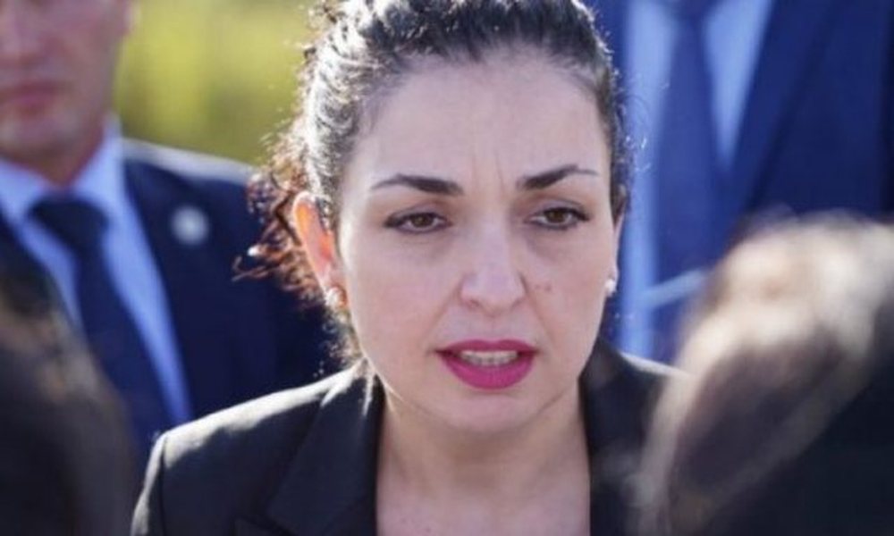 Vjosa Osmani l&euml; spitalin pas operacionit