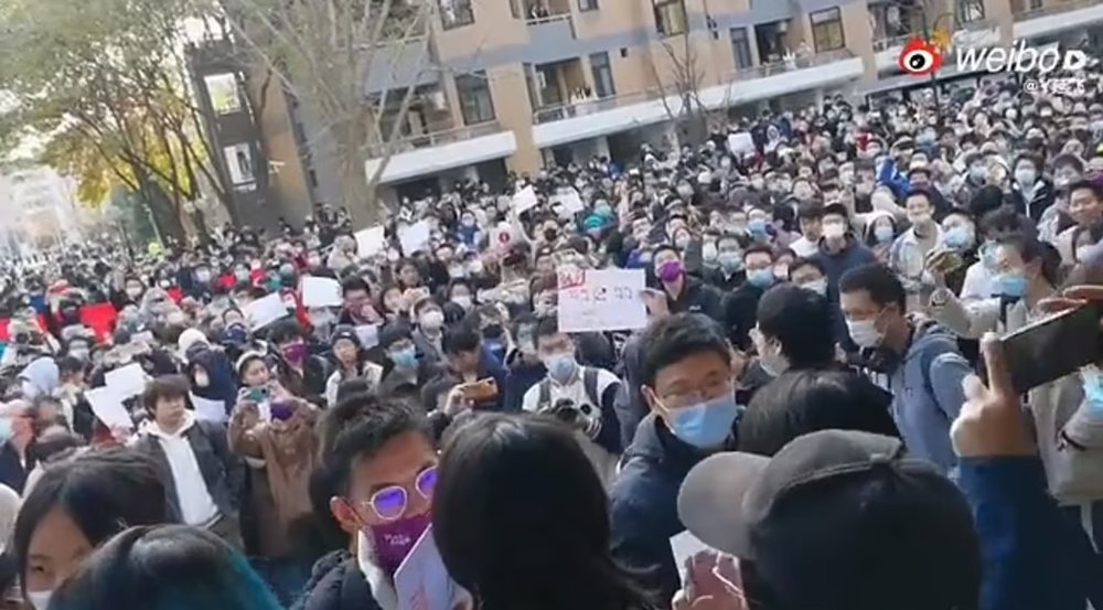Protesta kund&euml;r masave anti-Covid n&euml; Kin&euml;, k&euml;rkohet largimi