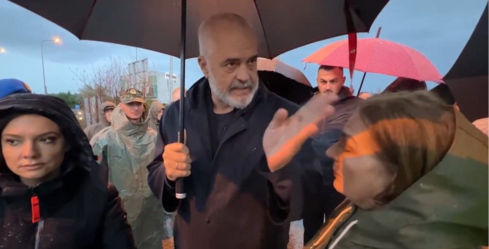 Rama kujtohet t&euml; dal&euml; n&euml; terren, sulmon mediat p&euml;r