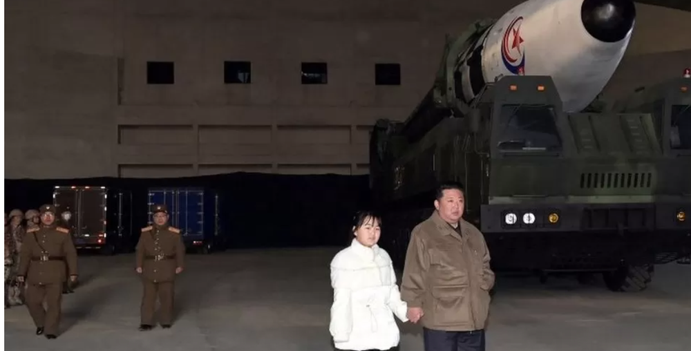Kim Jong Un shfaqet me vajz&euml;n p&euml;r her&euml; t&euml; par&euml; n&euml;
