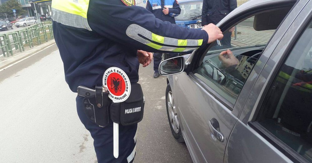 Arrestohet polici q&euml; fshinte gjobat nga sistemi