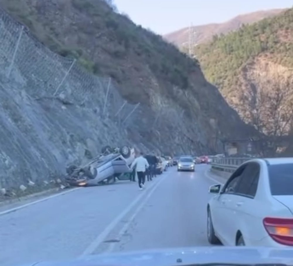 Aksident i r&euml;nd&euml; n&euml; rrug&euml;n Elbasan-Librazhd, p&euml;rmbyset