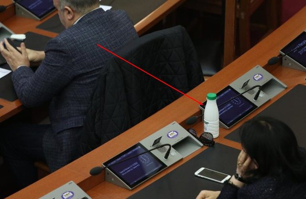 Deputet&euml;t i merr etja, shishe me dhall&euml; n&euml; sall&euml;n e Kuvendit