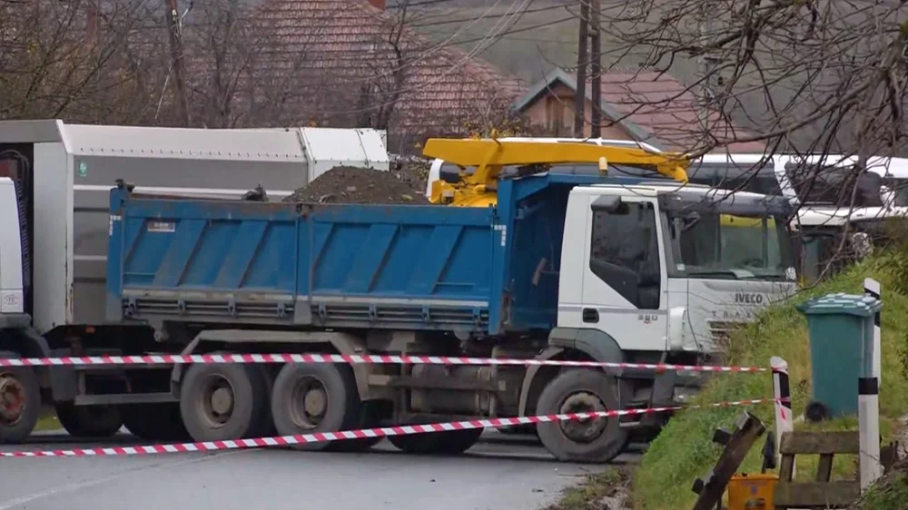 Barrikadat n&euml; veri, ​ende t&euml; mbyllura dy pikat kufitare me