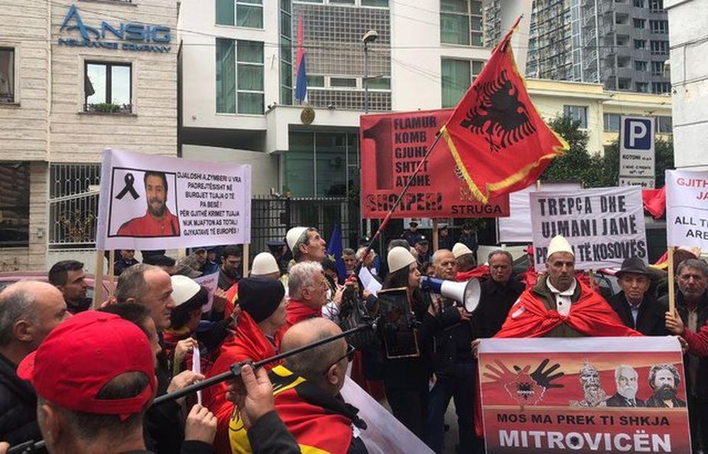 Protest&euml; n&euml; mb&euml;shtetje t&euml; Kosov&euml;s para ambasad&euml;s