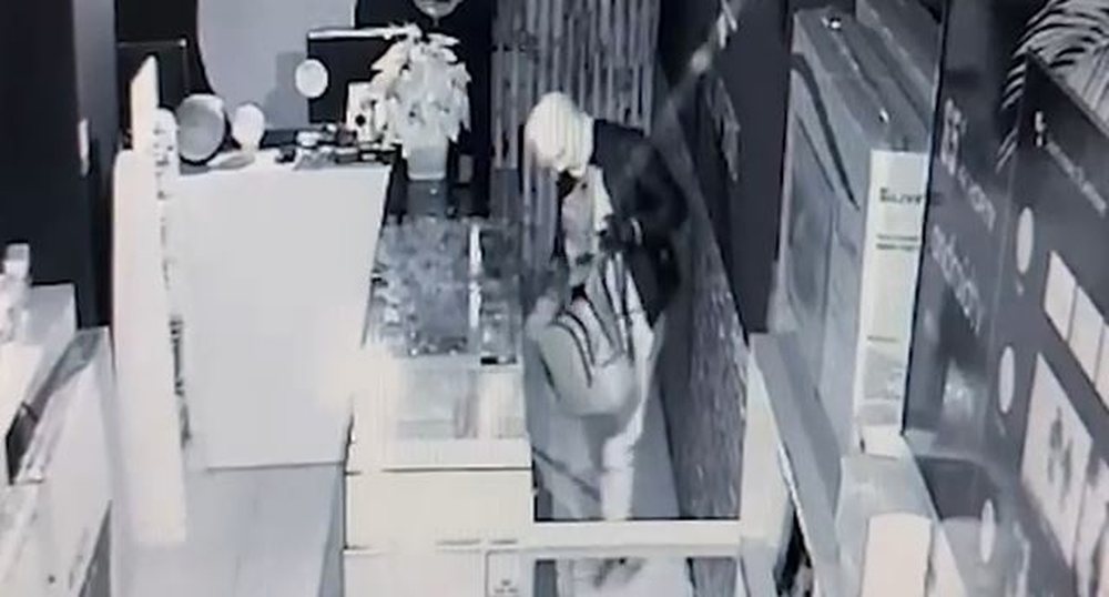 Grabit&euml;n dyqanin e celular&euml;ve duke thyer xhamin, p&euml;rfundojn&euml;