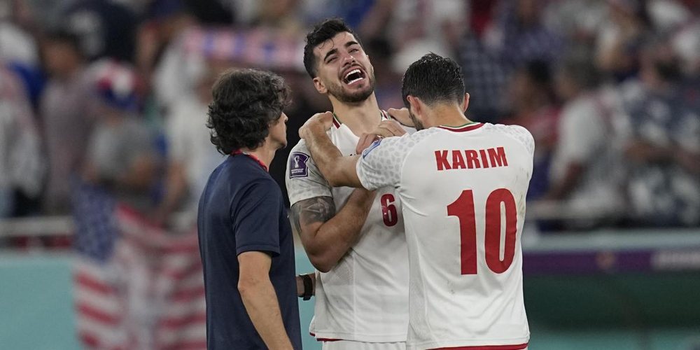 Protesta kund&euml;r regjimit: ish-futbollisti Azadani d&euml;nohet me vd*kje si