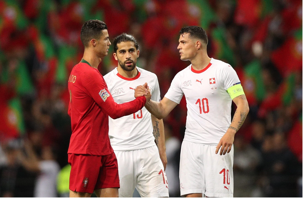 Granit Xhaka e Shaqiri udh&euml;heqin Zvicr&euml;n p&euml;r t&euml;