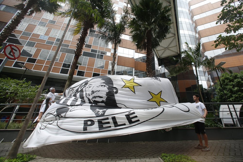 Pel&eacute;, familja qet&euml;son Brazilin: "Nuk &euml;sht&euml; n&euml;