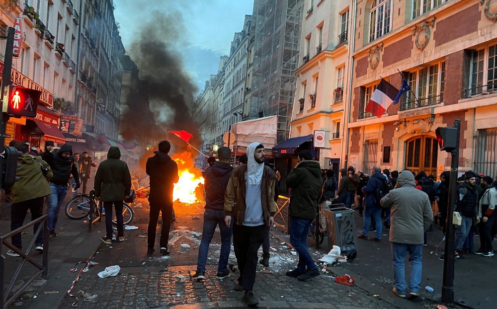 Parisi p&euml;rfshihet nga dhun&alpha; pas vr&alpha;sjes s&euml; 3 kurd&euml;ve