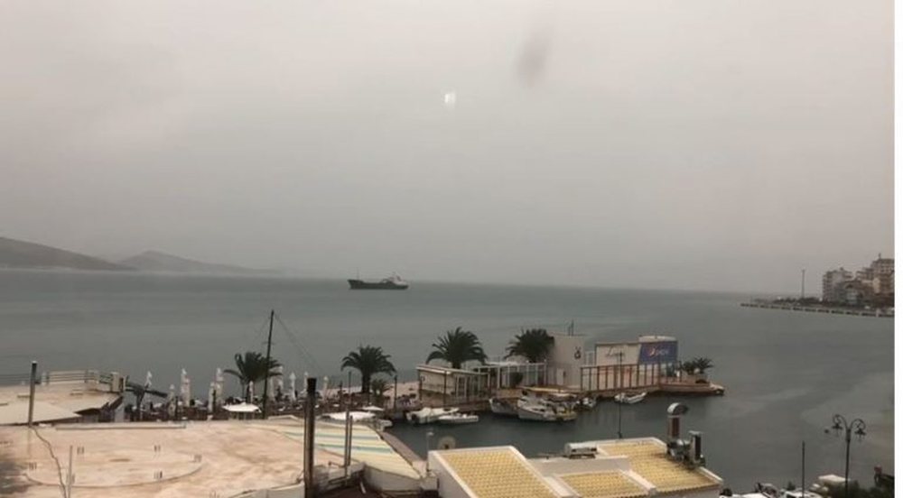 Dallg&euml; dhe rrebeshe, pezullohen lundrimet n&euml; Sarand&euml;