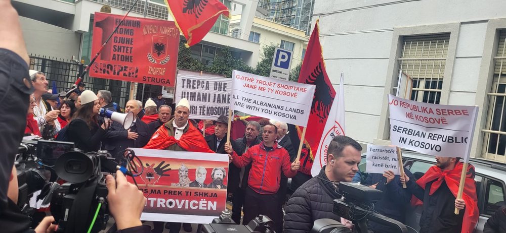 Protest&euml; para ambasad&euml;s serbe n&euml; Tiran&euml;, qytetar&euml;t: