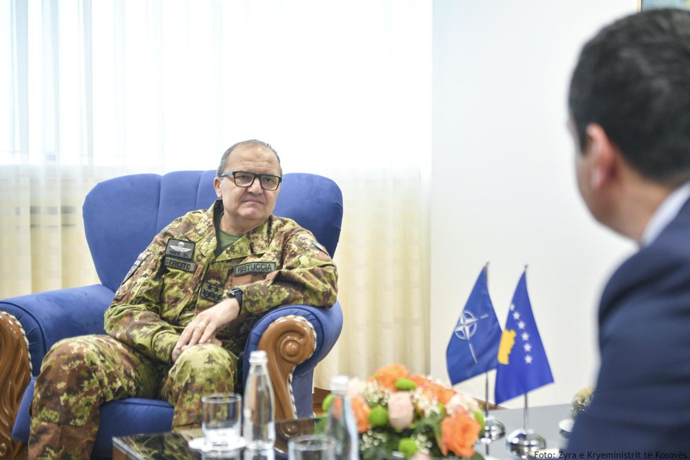 Tensionet n&euml; Kosov&euml;, komandanti i KFOR k&euml;rkon q&euml; pal&euml;t