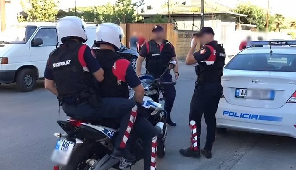 Shkod&euml;r/ 22-vje&ccedil;ari kapet me mun&iota;cione dhe sprajt paralizues