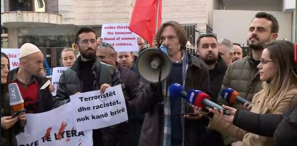 Protest&euml; tek ambasada serbe n&euml; Tiran&euml;, qytetar&euml;t thirrje