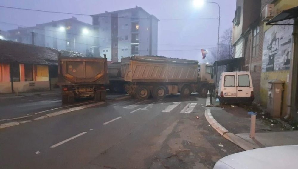 Tensionet n&euml; veri t&euml; Kosov&euml;s, tjet&euml;r barrikad&euml; n&euml;