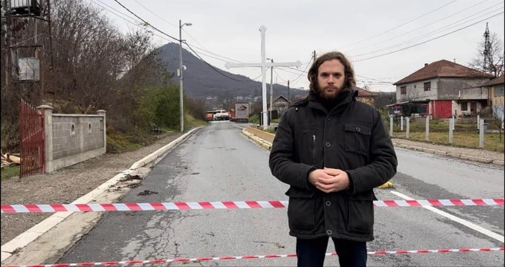 Luft&euml;tar i d&euml;nuar n&euml; Donbas, serbi shfaqet n&euml; barrikadat