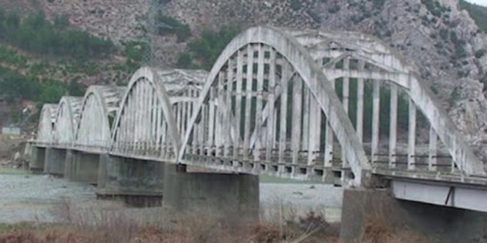 Situata nga shirat, prurjet e ujit d&euml;mtojn&euml; k&euml;mb&euml;t e