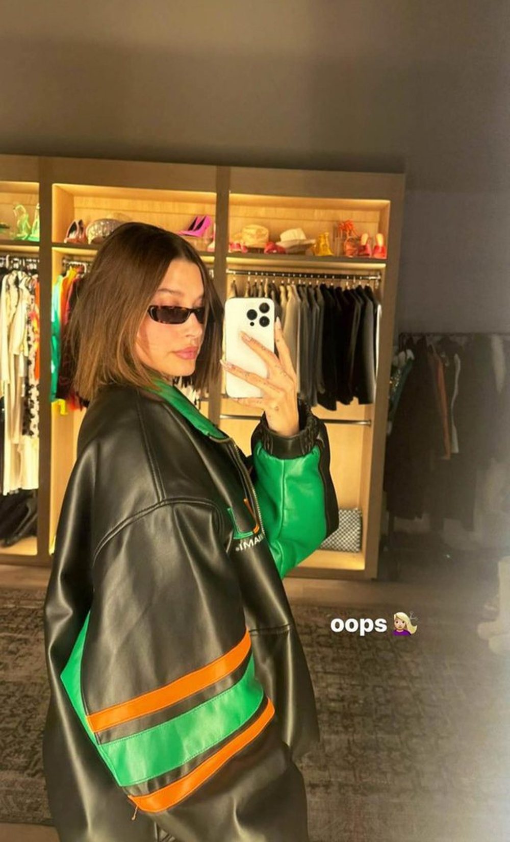 Hailey Bieber rikthen mod&euml;n e flok&euml;ve t&euml; shkurt&euml;r