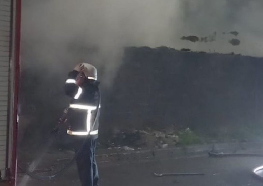 Zjarr i madh n&euml; tregun industrial t&euml; Durr&euml;sit, shkrumbohen