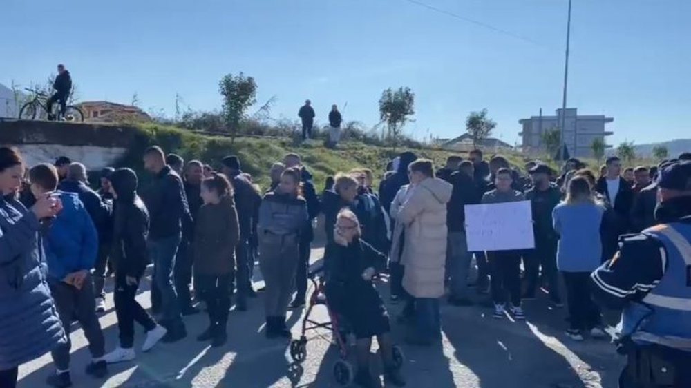 Protesta n&euml; Elbasan/ Si u bllokua p&euml;r rreth nj&euml; or&euml; rruga