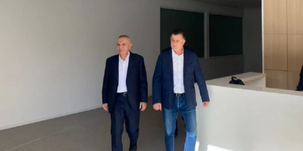 Meta shkon n&euml; selin&euml; blu, takohet me Flamur Nok&euml;n
