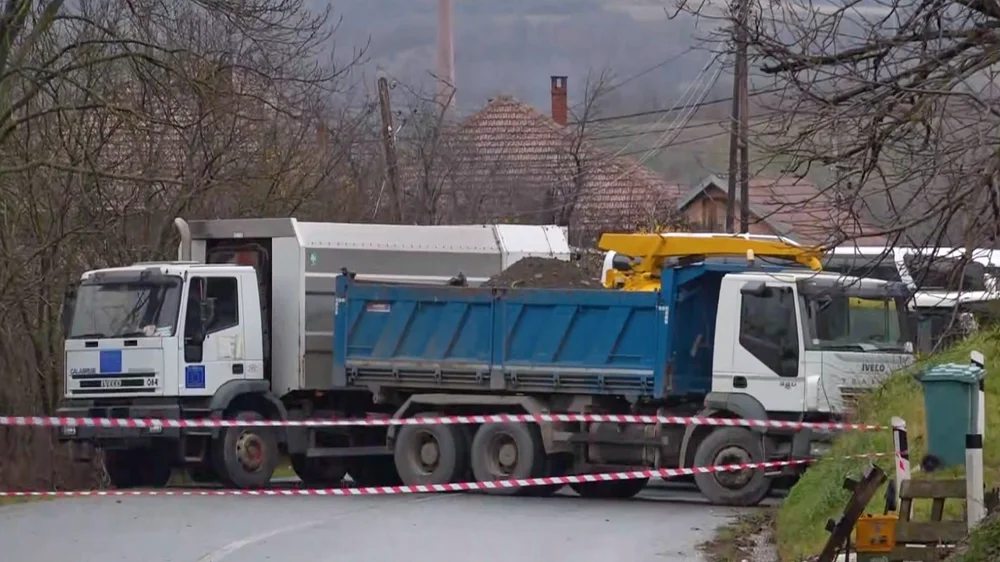 KFOR-i largon barrikadat e fundit n&euml; veri t&euml; Kosov&euml;s