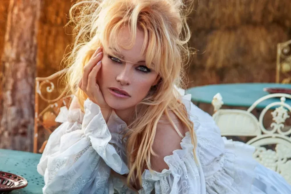 Pamela Anderson flet p&euml;r librin e saj: Doja t&euml; tregoja t&euml;