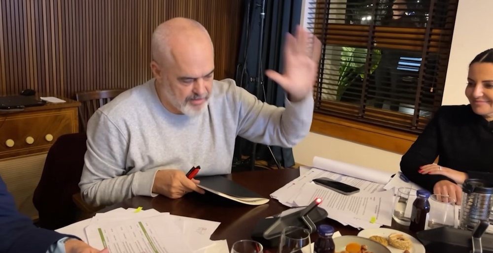 Rama p&euml;rplas dor&euml;n mbi tavolin&euml;: 2023 do ta b&euml;jm&euml;