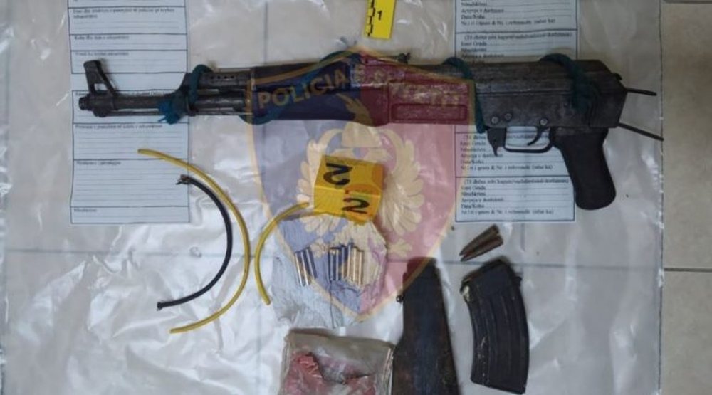 Dhunoi dhe kanosi me arm&euml; gruan dhe f&euml;mij&euml;t, arrestohet
