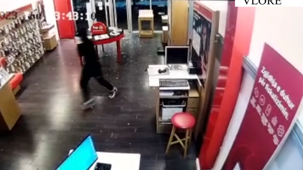 Vodhi 2400 euro bi&ccedil;ikleta, bizhuteri dhe ushqime, arrestohet