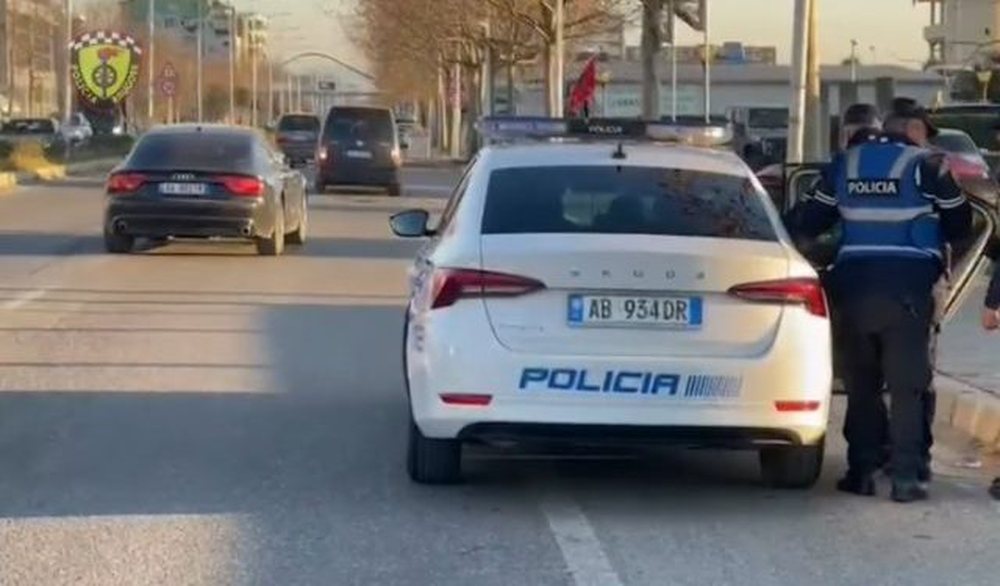 U kap me dr&omicron;g&euml; n&euml; makin&euml;, arrestohet dhe
