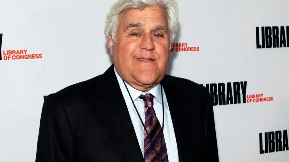 Pas aksidentit me motor, Jay Leno rikthehet n&euml; sken&euml;