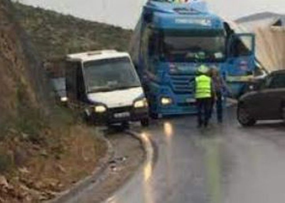 Kamioni del nga rruga n&euml; aksin Librazhd-Qaf&euml; Than&euml;, l&euml;ndohet