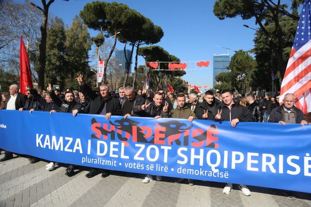 "Burg Brother Vip", disa nga pankartat n&euml; protest&euml;n e