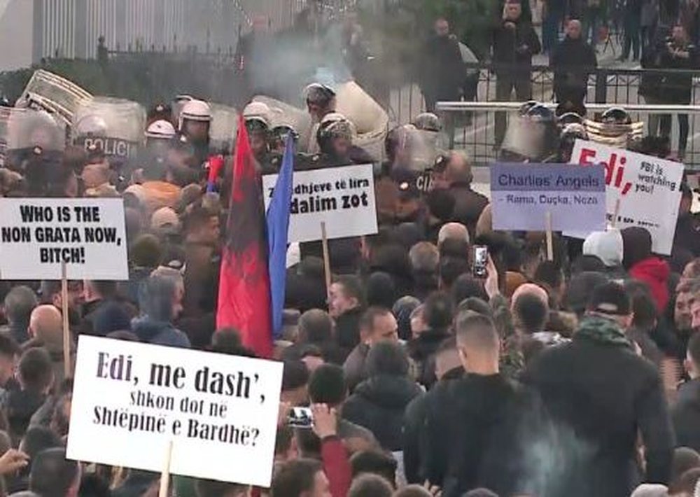 Opozita mban protest&euml; para Kuvendit n&euml; or&euml;n 10:00, policia merr