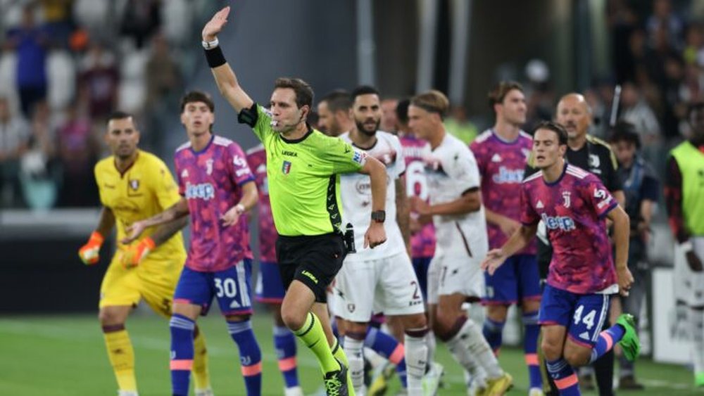 FIFA nis eksperimentin p&euml;r pozicionin jasht&euml; loje: p&euml;rmbyset