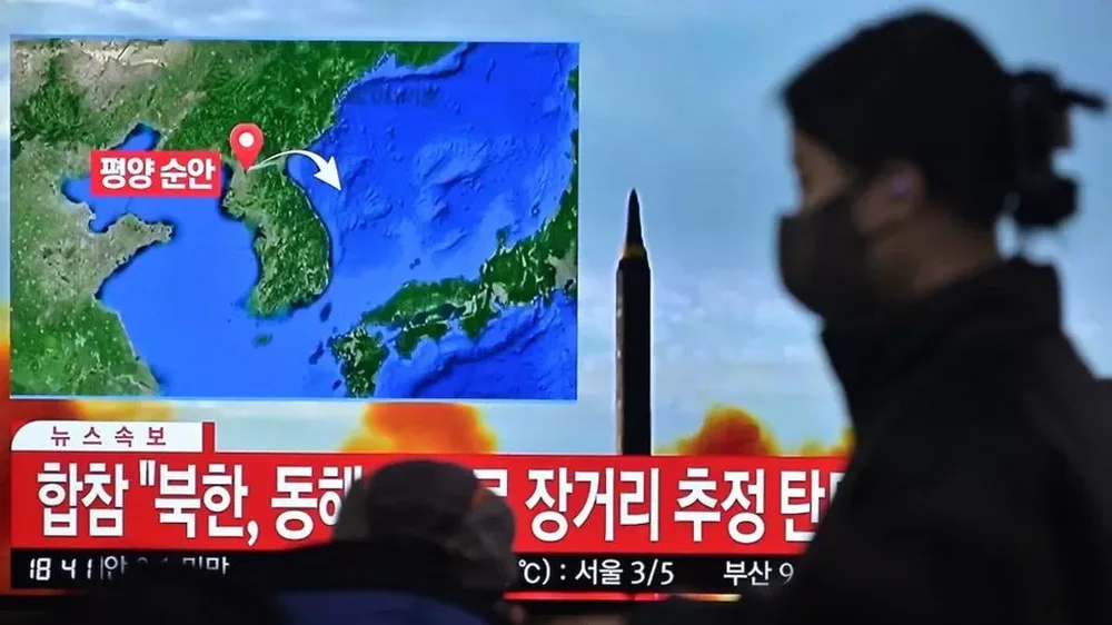 Koreja e Veriut p&euml;rshkall&euml;zon provokimet, l&euml;shon raket&euml;n