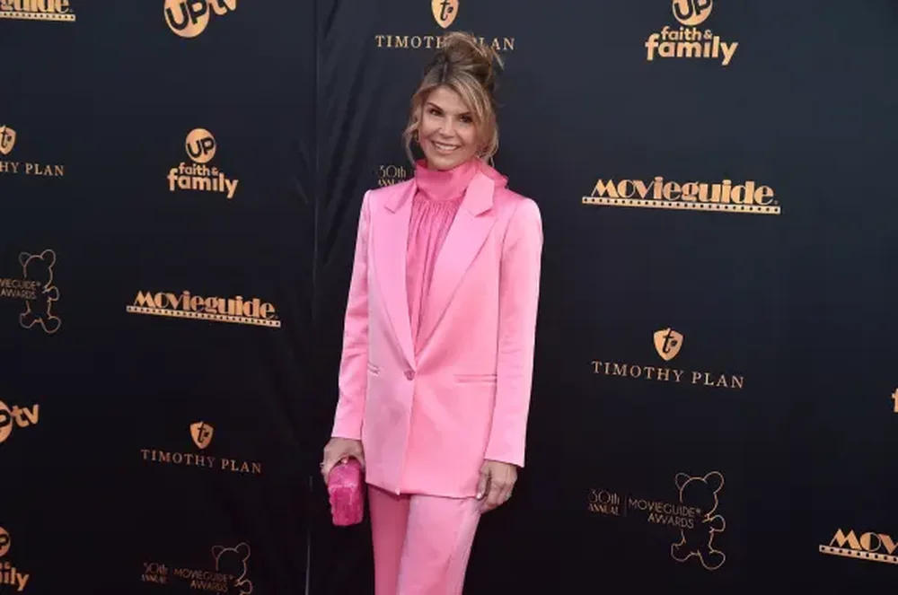 Lori Loughlin shfaqet n&euml; publik q&euml; nga skandali i pranimeve n&euml;