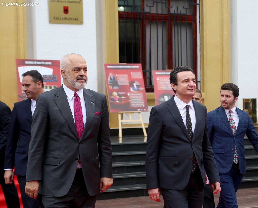 Tirana zyrtare, e dyzuar dhe &lsquo;indiferente&rsquo; n&euml; q&euml;ndrimet