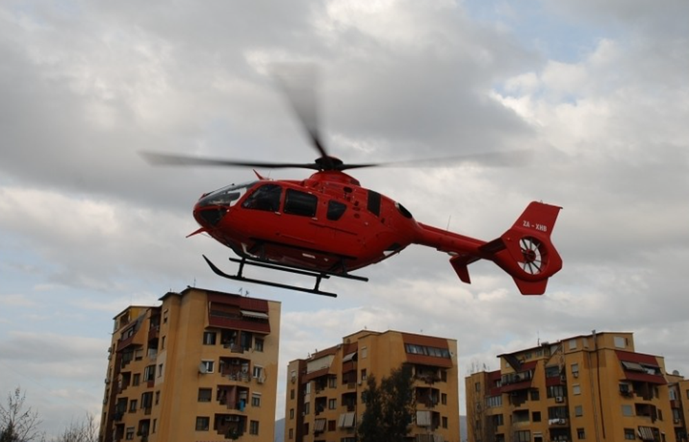 I plagosur r&euml;nd&euml;, burri nga Peshkopia transportohet me helikopter