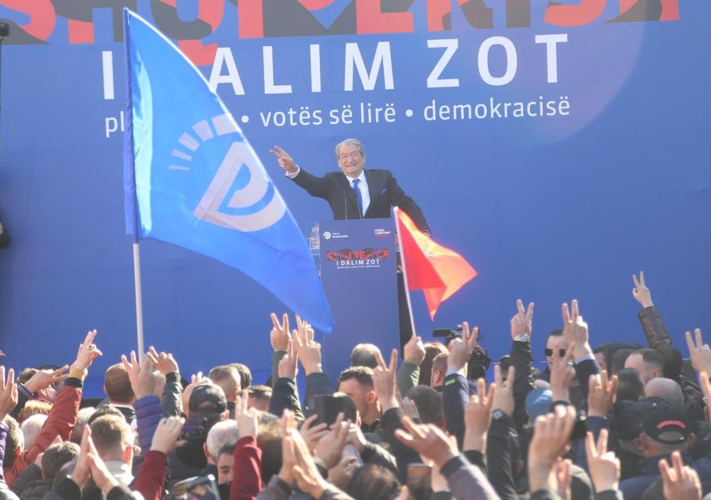 Sali Berisha n&euml; protest&euml;: Sapo ka nisur revolucioni demokratik!