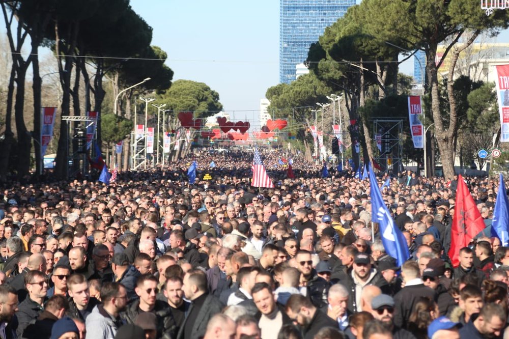Hodh&euml;n tymuese para Kryeministris&euml;, ndalohen 3 protestues t&euml;