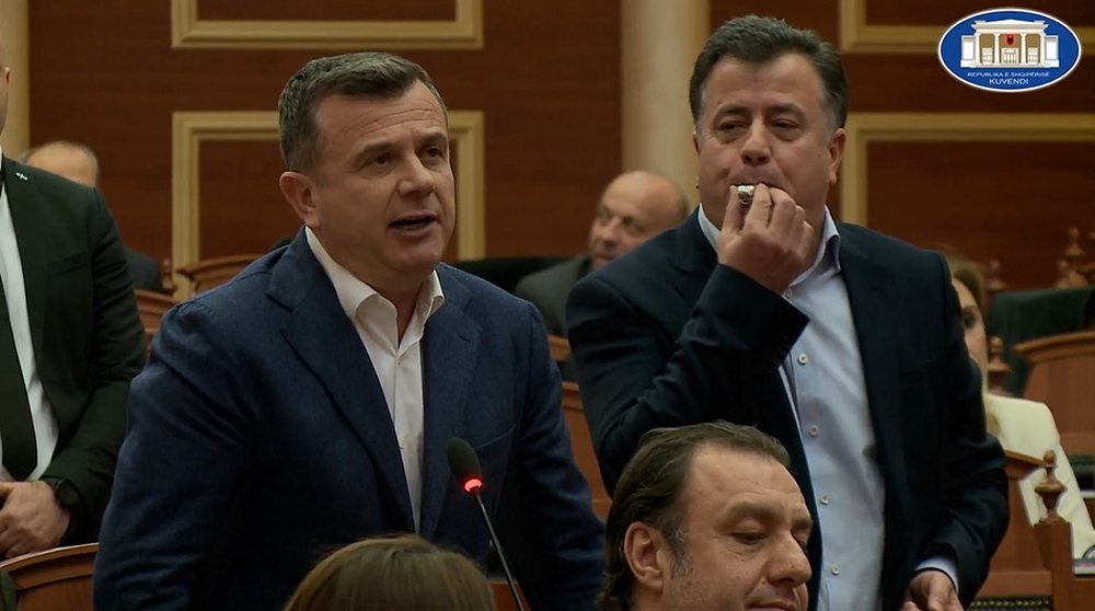 PD bllokon mazhoranc&euml;n n&euml; Kuvend, Flamur Noka i fryn bilbilit