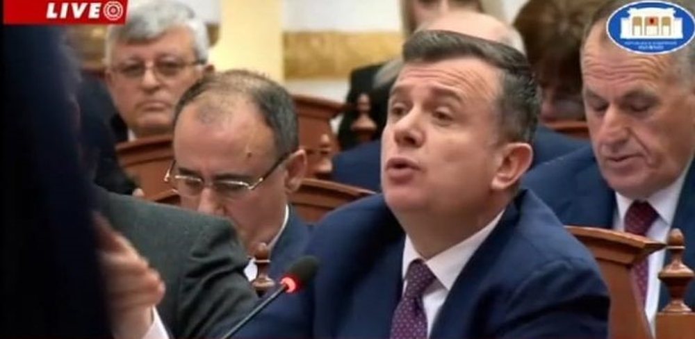 "Degradim dhe turp i opozit&euml;s"/ Balla: Po zbatoni porosit&euml; e