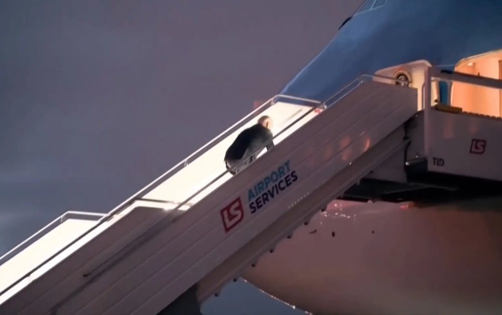Biden rr&euml;zohet s&euml;rish n&euml; shkall&euml;t e avionit (VIDEO)
