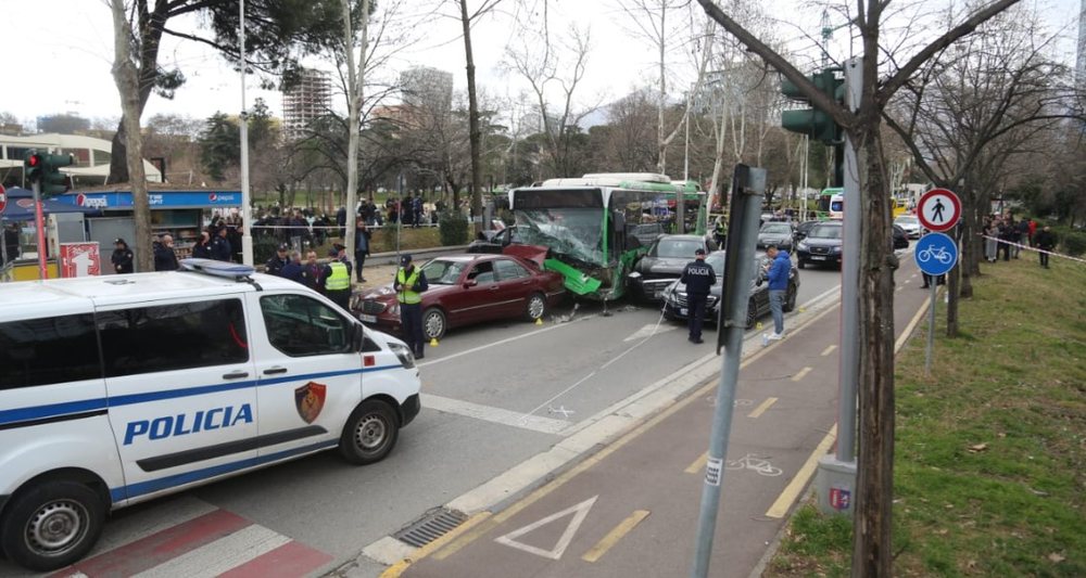 Aksidenti i friksh&euml;m n&euml; Tiran&euml;, pistat ku po heton policia