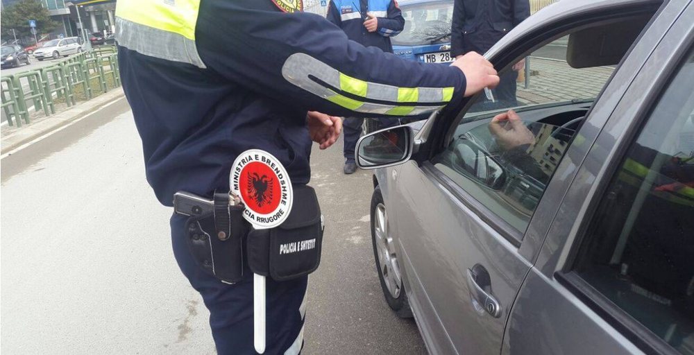Polici &ldquo;i fal&rdquo; gjob&euml;n shoferit, por pezullohet nga detyra