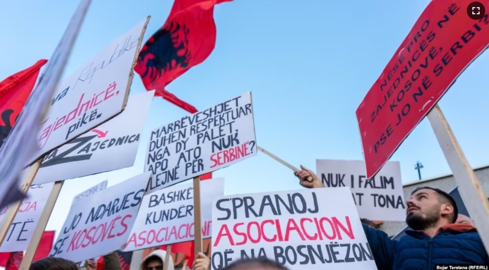 &ldquo;S&rsquo;pranoj Asociacion q&euml; na bosnj&euml;zon&rdquo;, protestohet