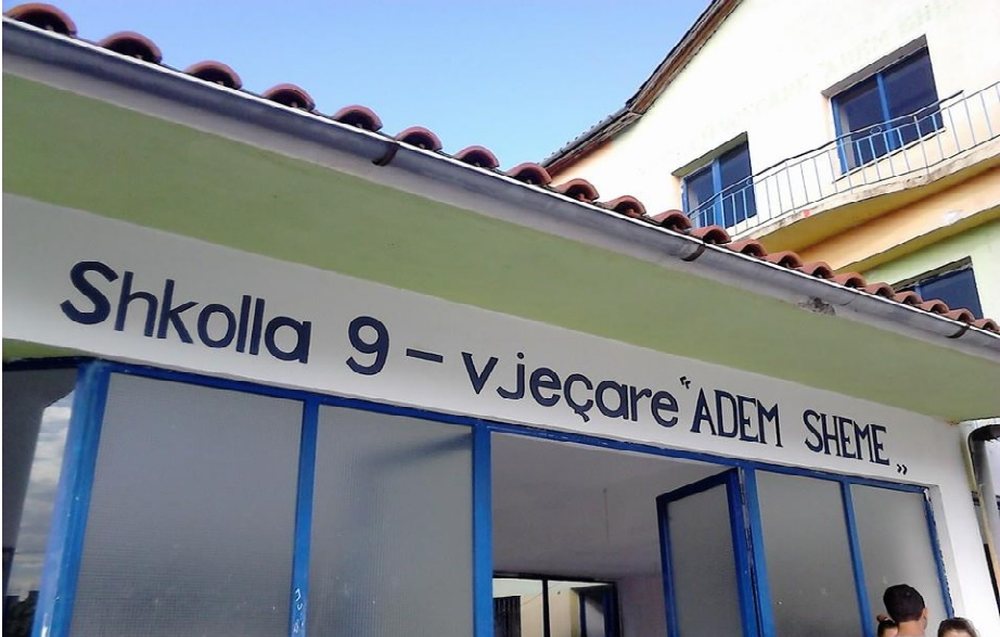14-vje&ccedil;ari mban peng klas&euml;n me nj&euml; pistolet&euml; lod&euml;r